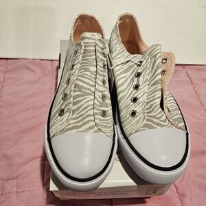 NWT& Box L&D Childrens Slip On Shoes. Size 4. Gray & White Zebra Strip